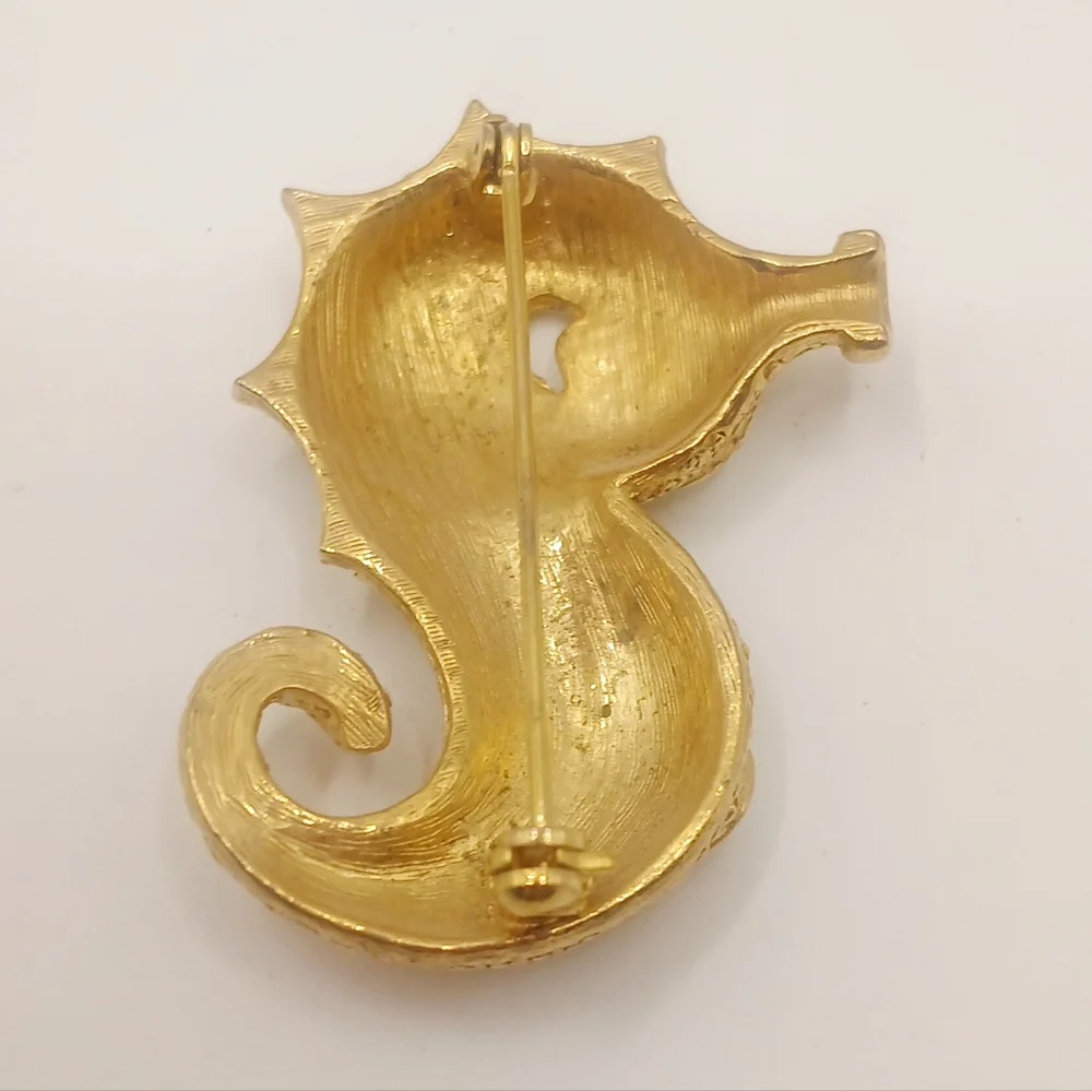 Unsigned Gold Tone Seahorse Brooch 1.5" - Picture 6 of 6